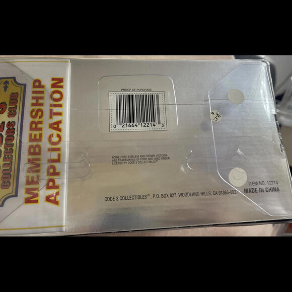 Code 3  - 1/64 ~ Millennium Series Ford F-350 Ambulance 21 (12214) - MIB - Picture 8 of 9